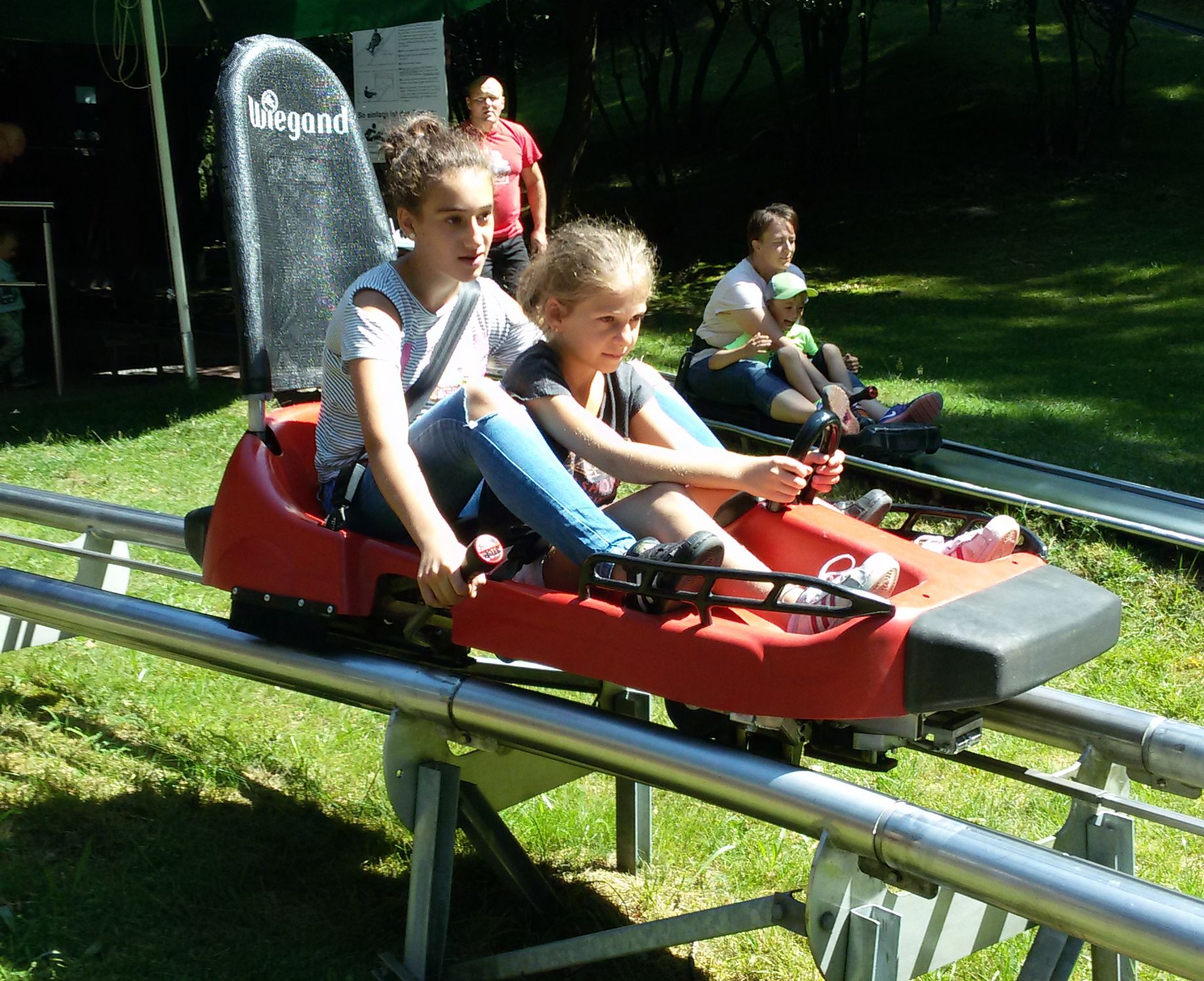 Auf der Sommerrodelbahn